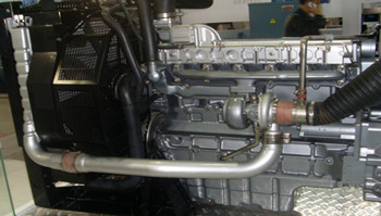 日本小松柴油發(fā)電機發(fā)動機維修保養(yǎng)